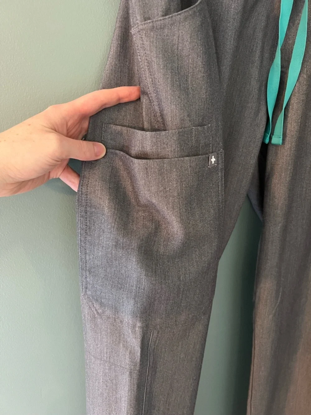FIGS Kade Cargo Scrub Pants in Graphite - size (S)